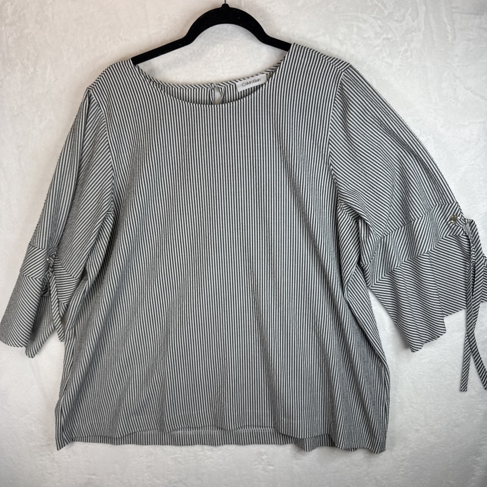 Calvin Klein Women's Top Xl Gray And White Seersucker 3/4 Bell Sleeve Tunic